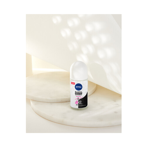 NIVEA Desodorante roll on para mujer con fórmual anti manchas NIVEA Invisible original 50 ml.