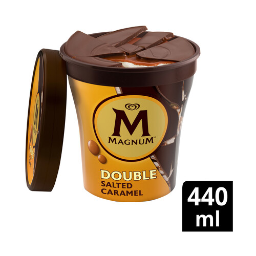 MAGNUM Double Tarrina de helado de vainilla con salsa de caramelo salado, con capa y laminas crujientes de chocolate 440 ml.