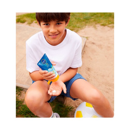 NIVEA Kids ultra protege & cuida Crema solar protectora especial niños con FPS 50+ 150 ml.