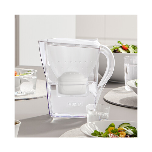 BRITA Jarra con filtro de agua Marella blanca (2,4 l) incl. 2x cartuchos MAXTRA PRO All-in-1: jarra apta para frigorífico con  digital y tapa abatible.