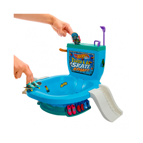 HOT WHEELS Flush & Go Skate Bowl, set de juego que incluye una tabla exclusiva y un par de zapatillas, +5 años.